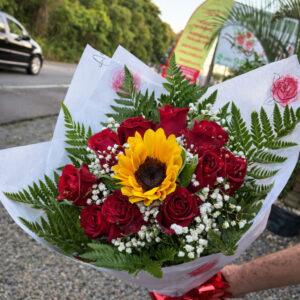 Buquê de Rosas com Girassol